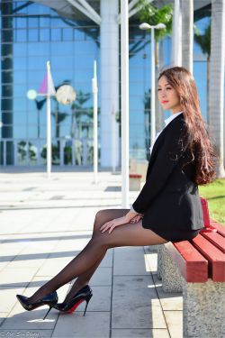 顶入女邻居的身体